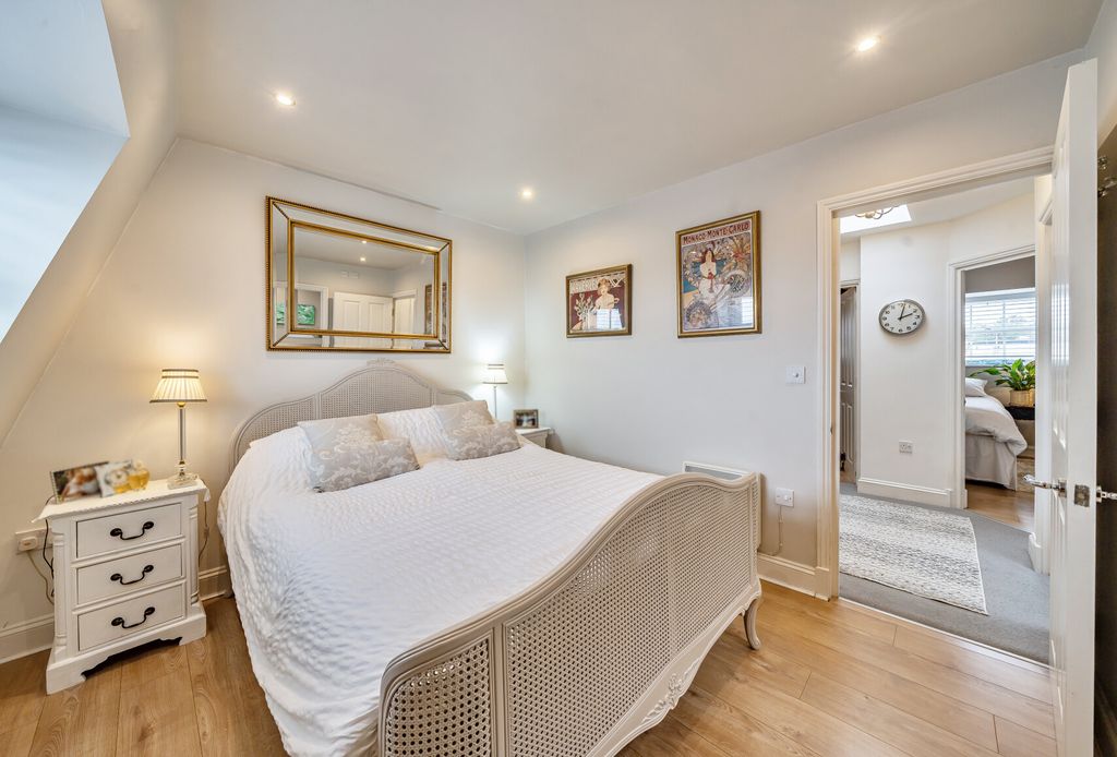 Property photo 3 of 8 1361874-14-68Deb9...