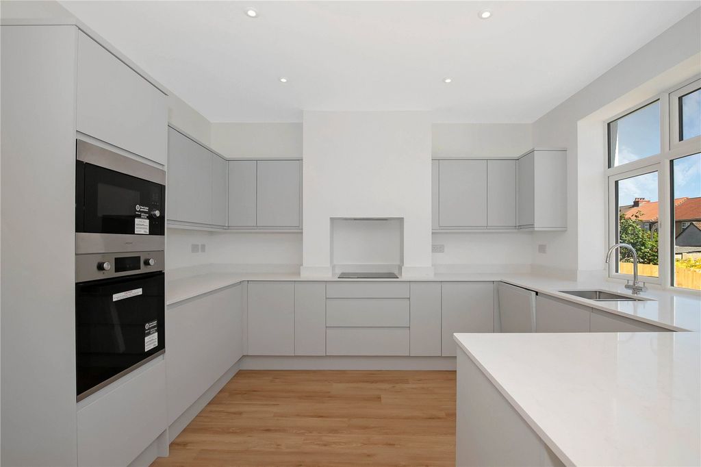 Property photo 2 of 34 Picture No. 27