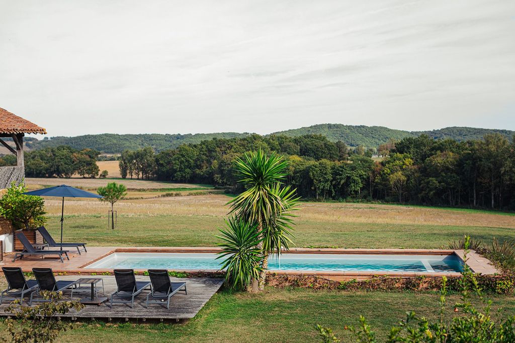 Property photo 2 of 50