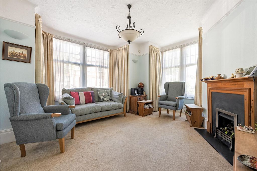 Property photo 2 of 39 Pulteney Road, E18