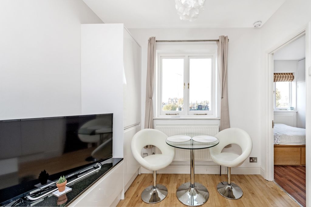 Property photo 2 of 10 Kitchen