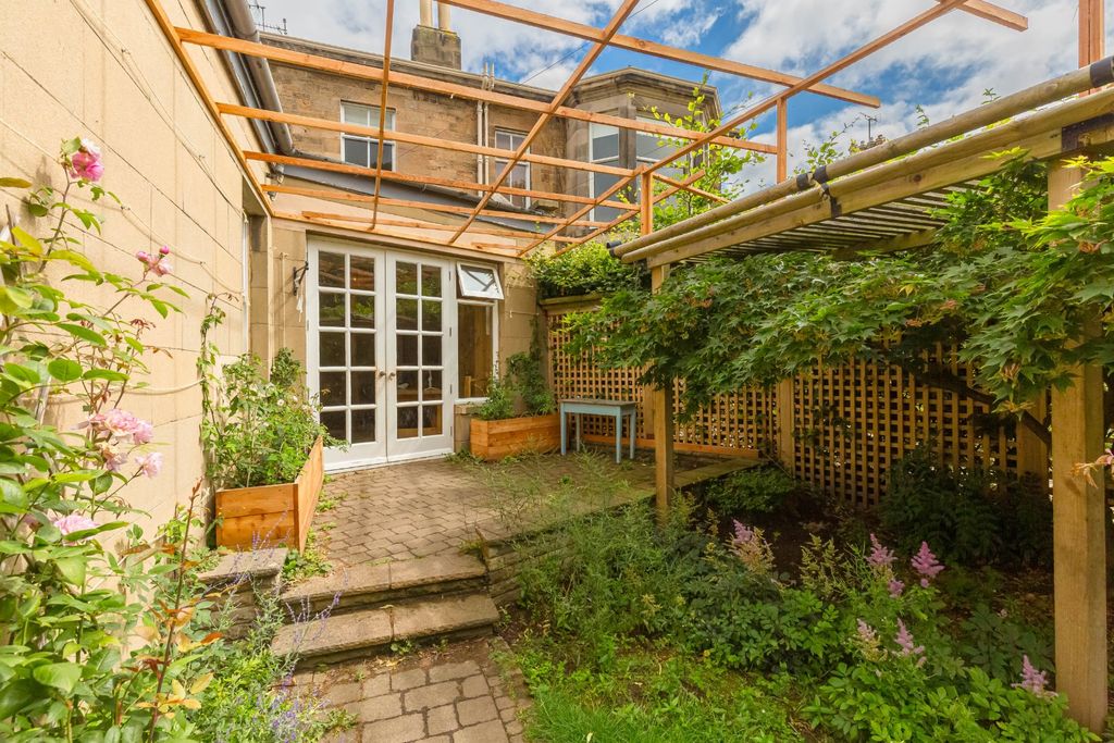 Property photo 3 of 19 Garden