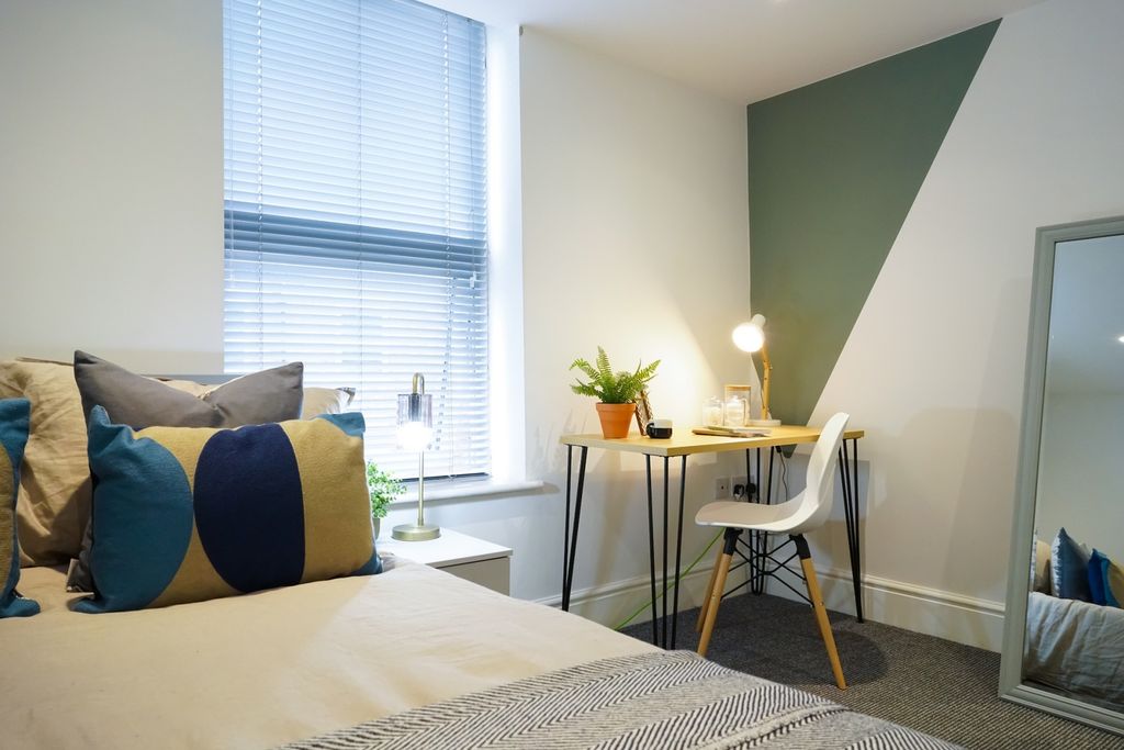 Property photo 2 of 8 A Bright And Inviting Double Bedroom Featuring A S...