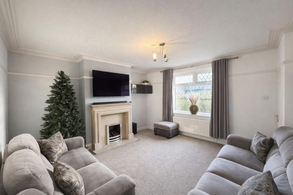 Property photo 3 of 11 Lounge