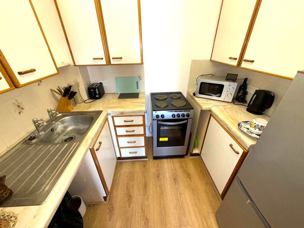 Property photo 2 of 6 Kitchen
