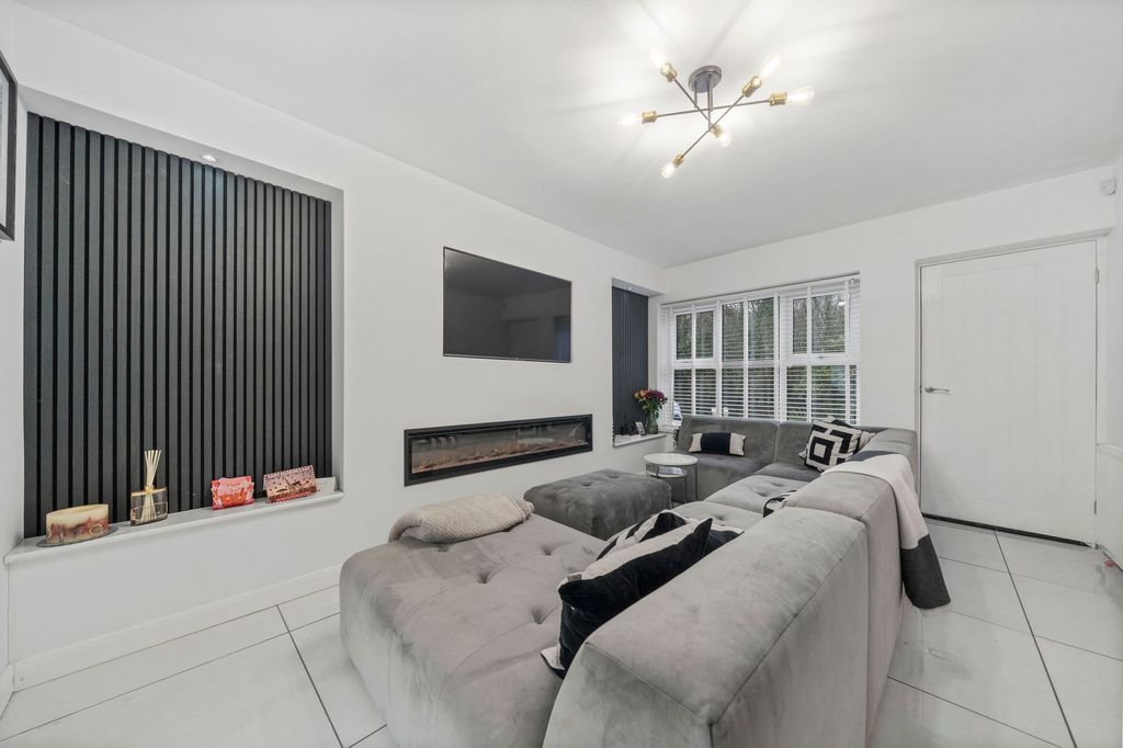 Property photo 2 of 27