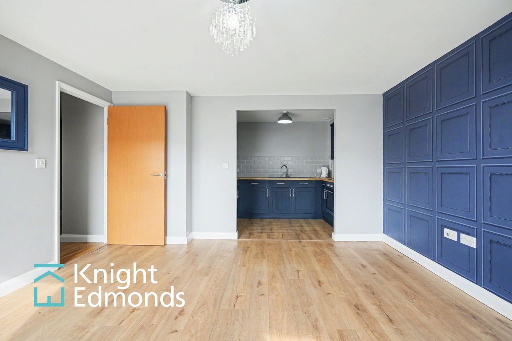 Property photo 3 of 11 Lounge