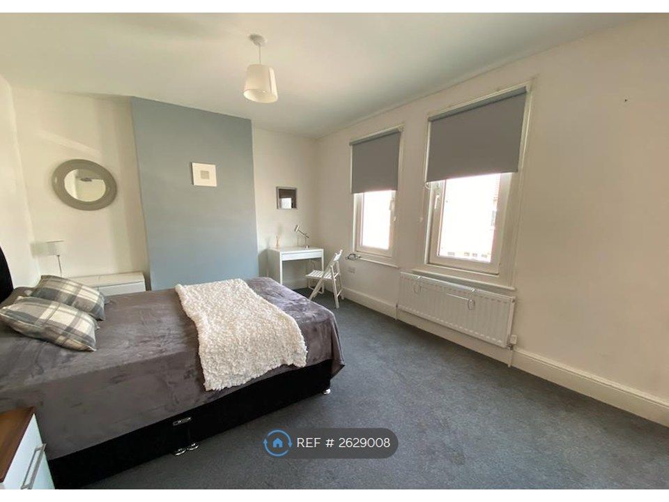 Property photo 1 of 5 Huge Bedroom
