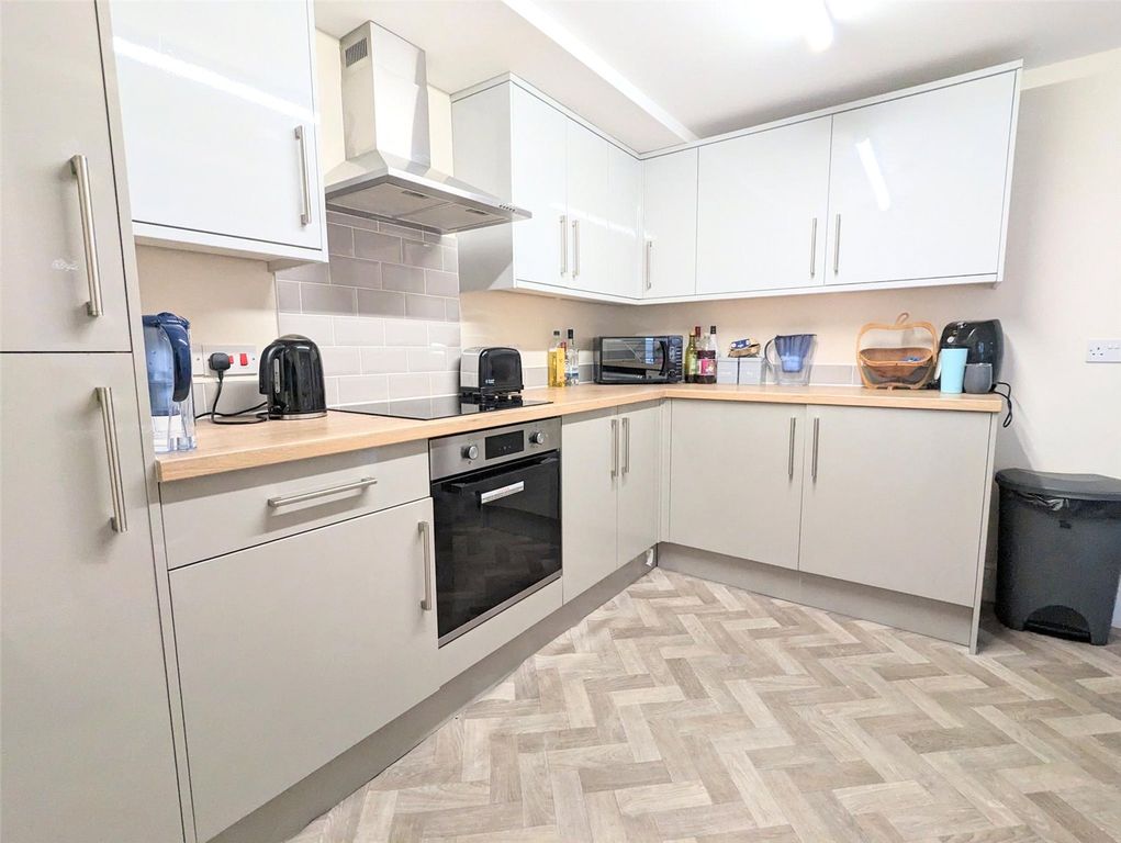 Property photo 3 of 10 Kitchen