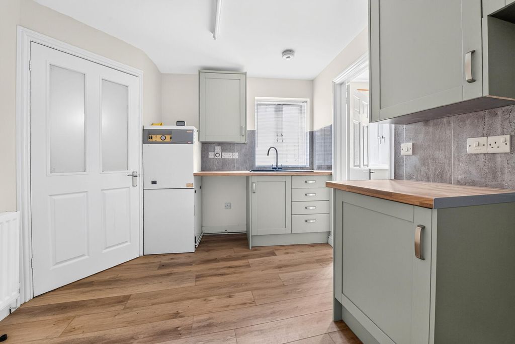 Property photo 2 of 10 Kitchen
