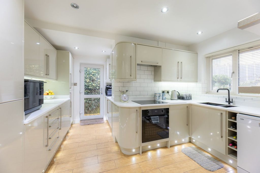 Property photo 2 of 32