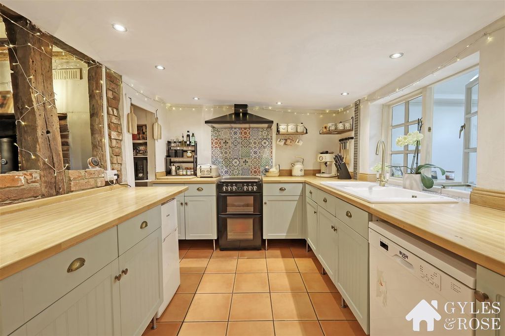 Property photo 3 of 28 Kitchen