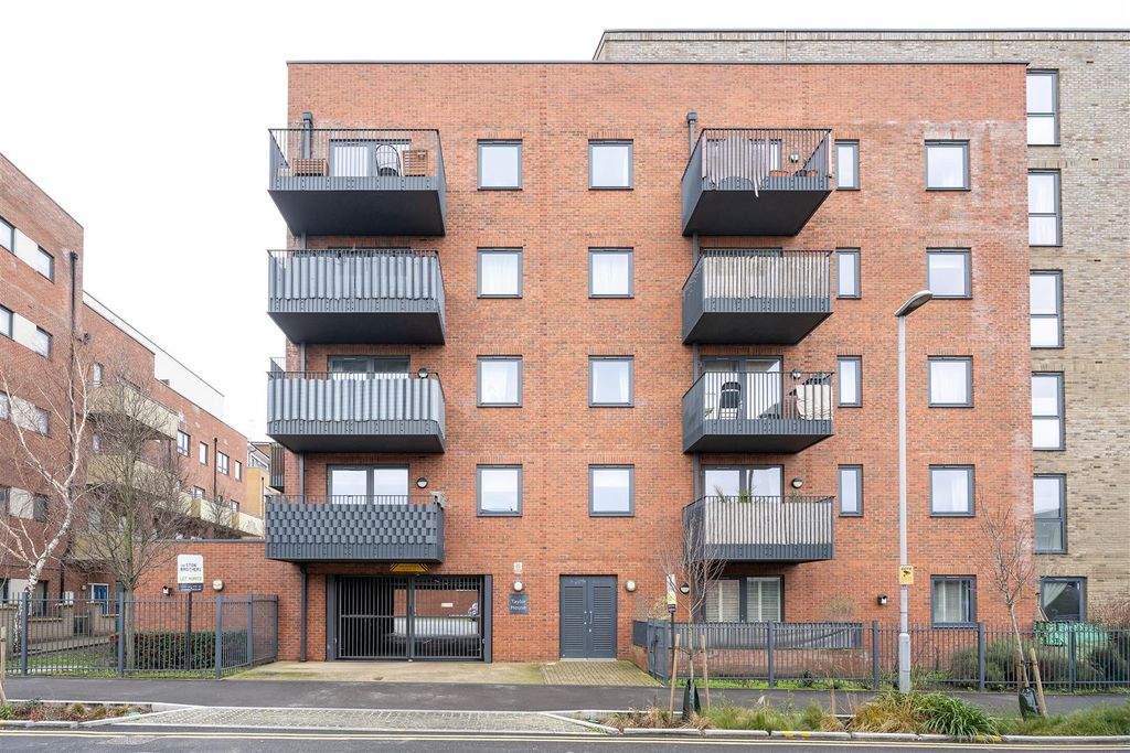 Property photo 1 of 18 Sutherland Road, E17