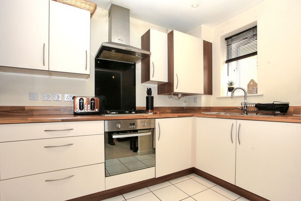 Property photo 3 of 16 Kitchen