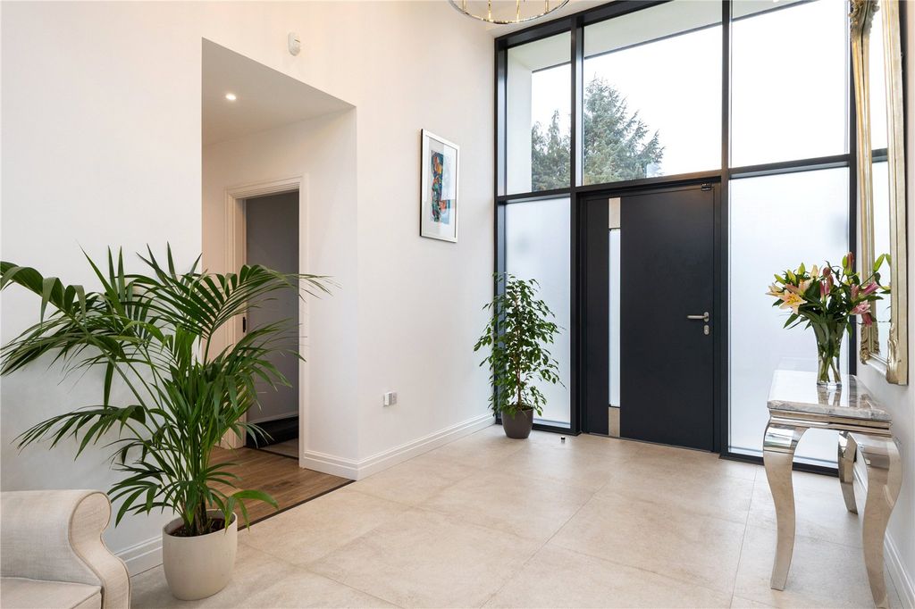 Property photo 3 of 27 Entrance Hall