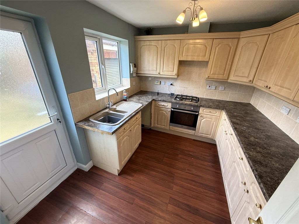 Property photo 3 of 10 Kitchen