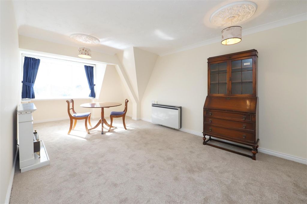 Property photo 2 of 9 Lutyens