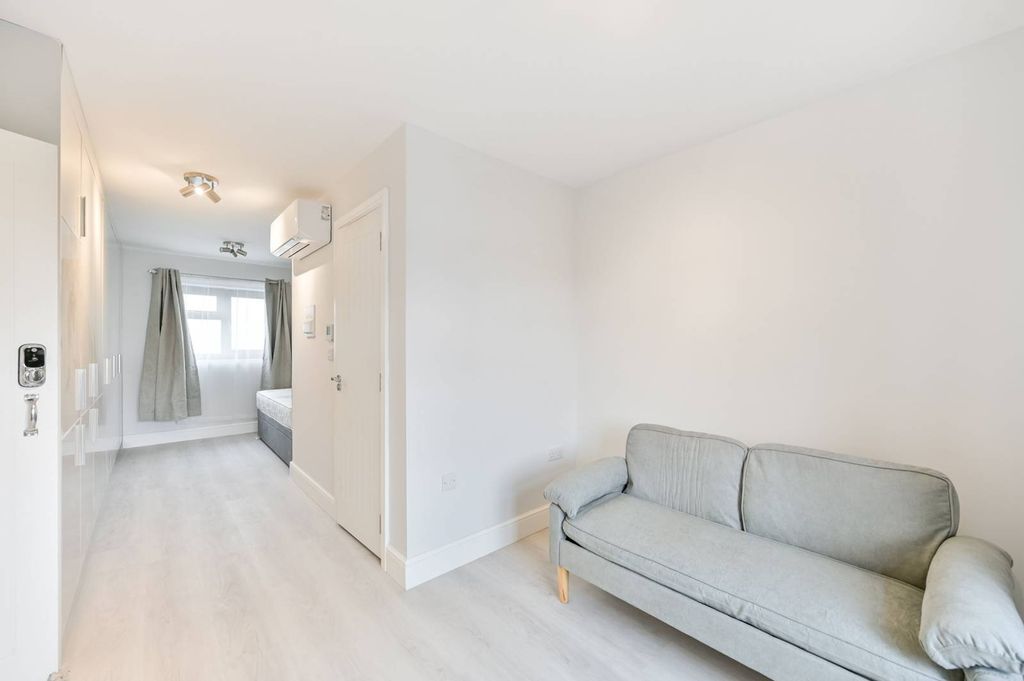 Property photo 2 of 8