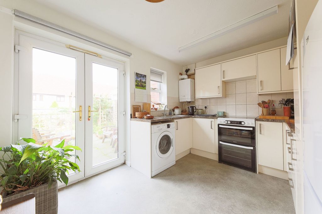 Property photo 3 of 9 Kitchen