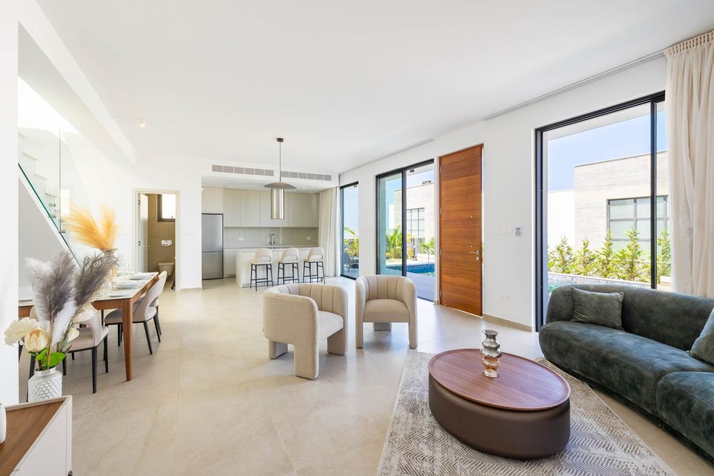 Property photo 2 of 28