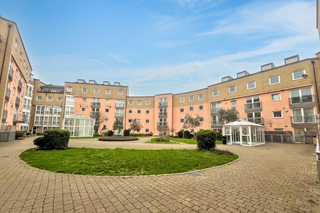 Property photo 2 of 10 140 Wooldridge Close, Feltham, Tw14 8Bh