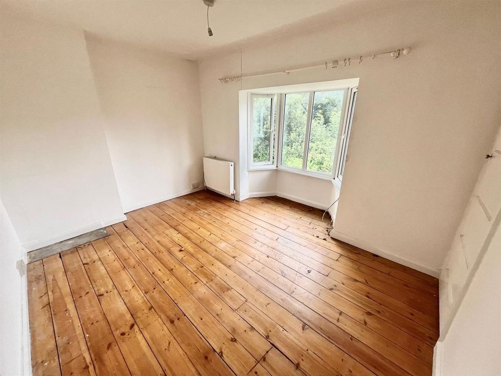 Property photo 3 of 9 Bedroom.Jpg