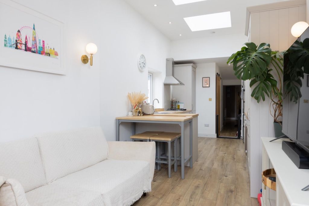 Property photo 2 of 6 Maswell Park Crescent 91A - (05 Of 14).Jpg