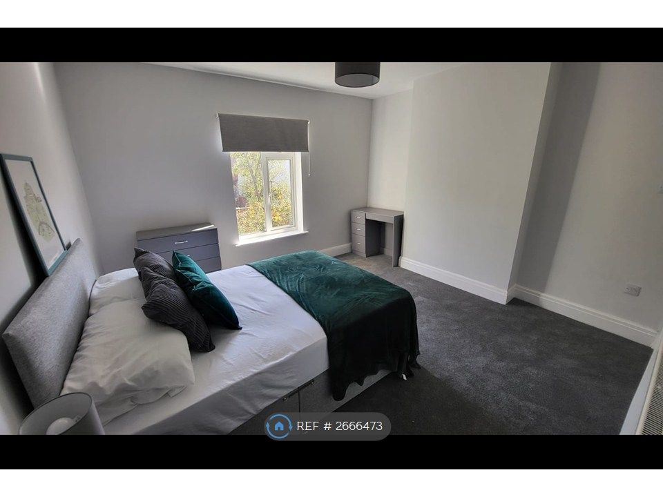 Property photo 2 of 15 Room 2 - Available