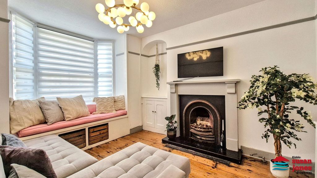 Property photo 2 of 21