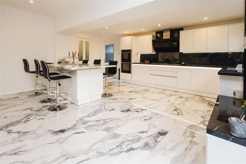 Property photo 3 of 14 Balcony