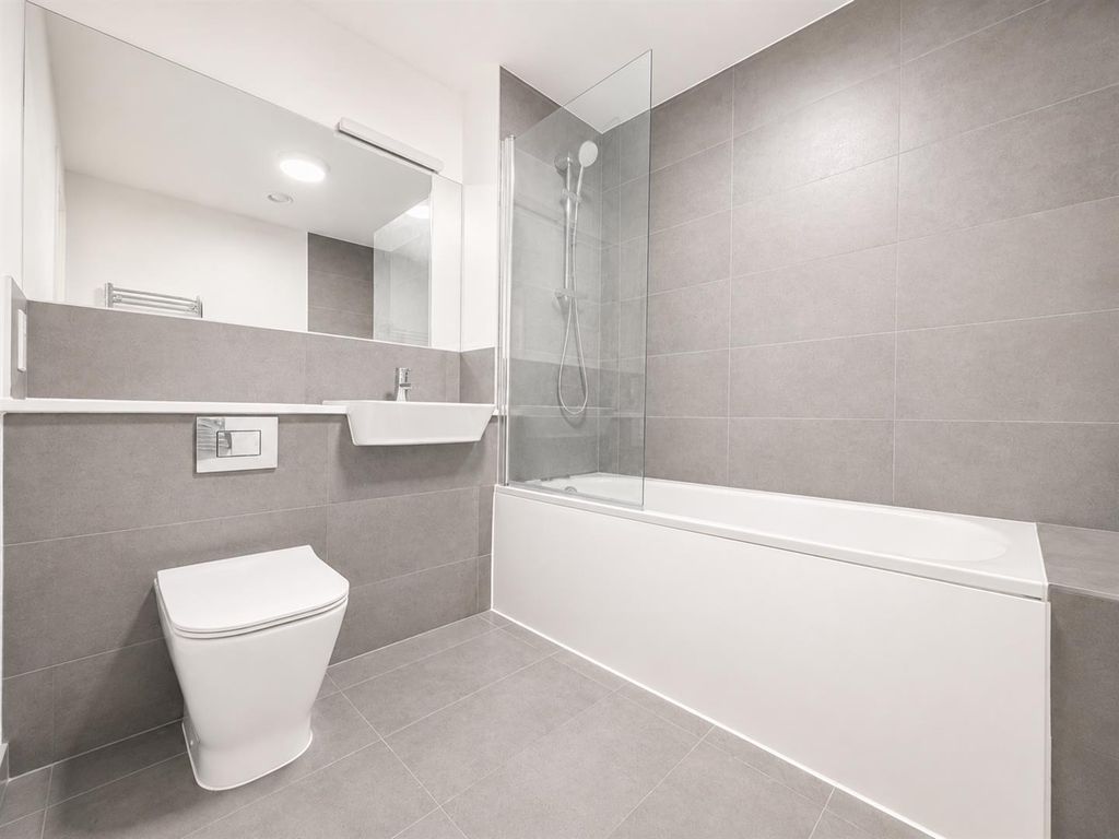 Property photo 3 of 7 Family Bathroom/ WC