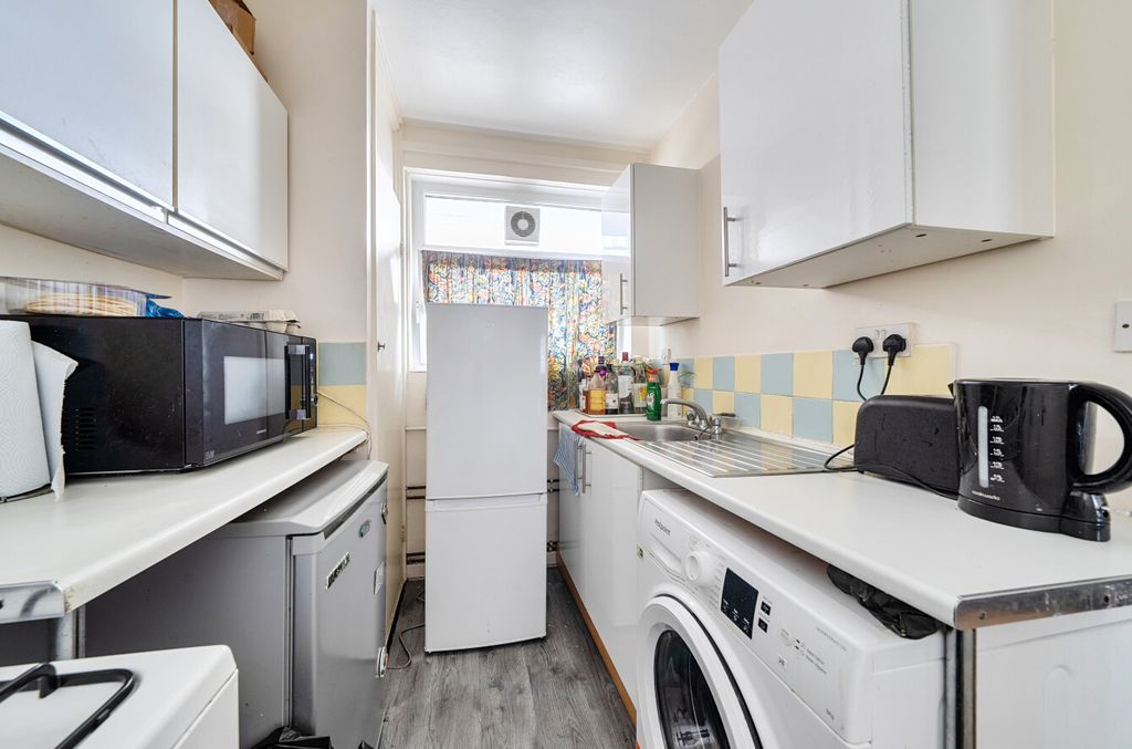 Property photo 3 of 12 Kitchen