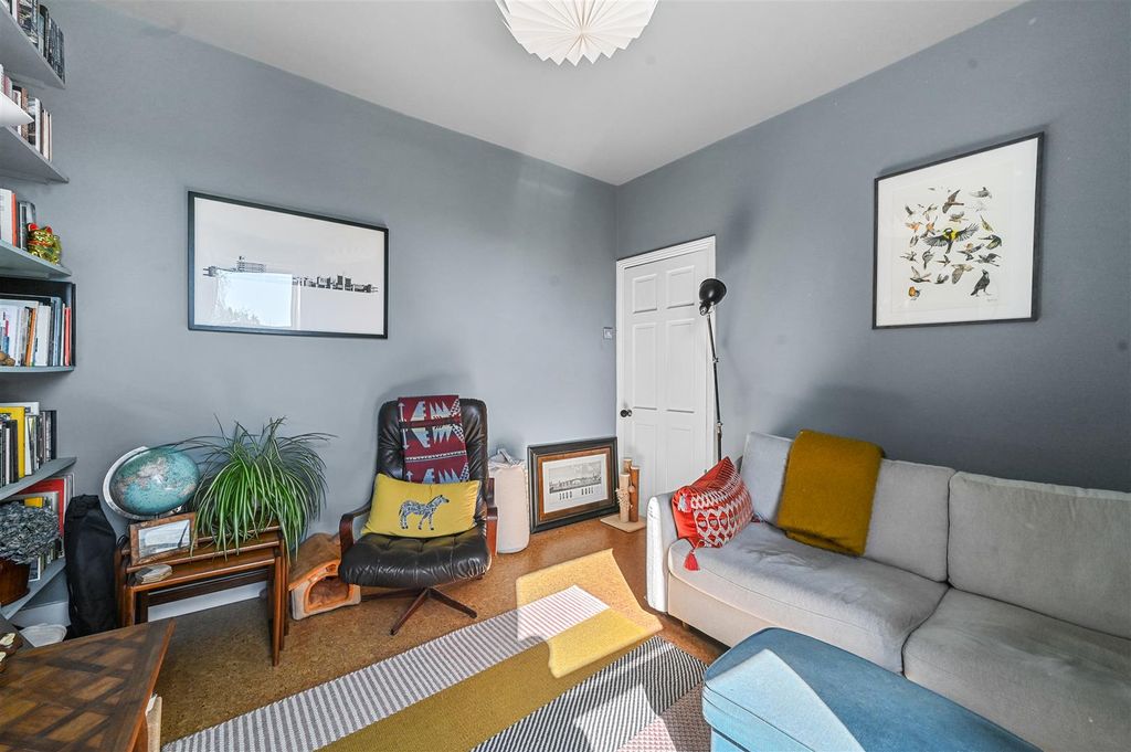 Property photo 3 of 18 Sitting Room/Bedroom