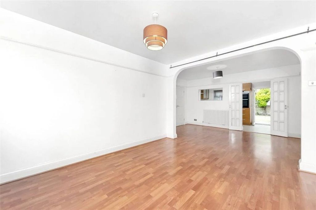 Property photo 3 of 11 Gallery