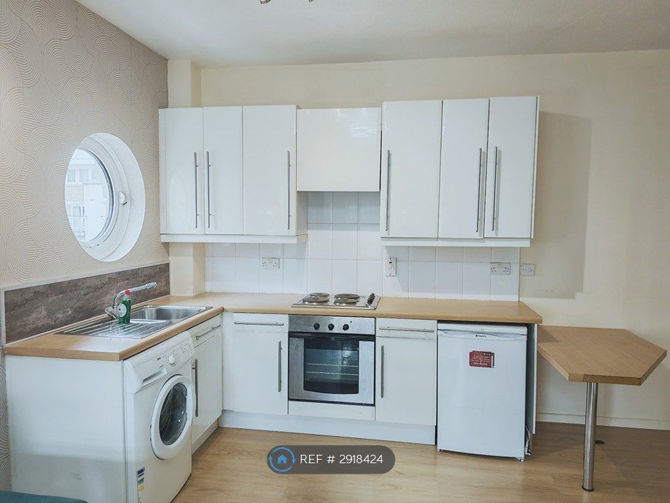 Property photo 3 of 12 Kitchen
