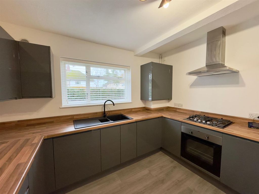 Property photo 3 of 27 Kitchen