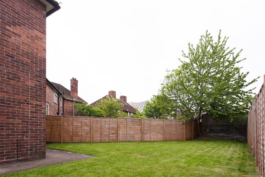 Property photo 3 of 19 Abbotsbury Rd 007-.Jpg