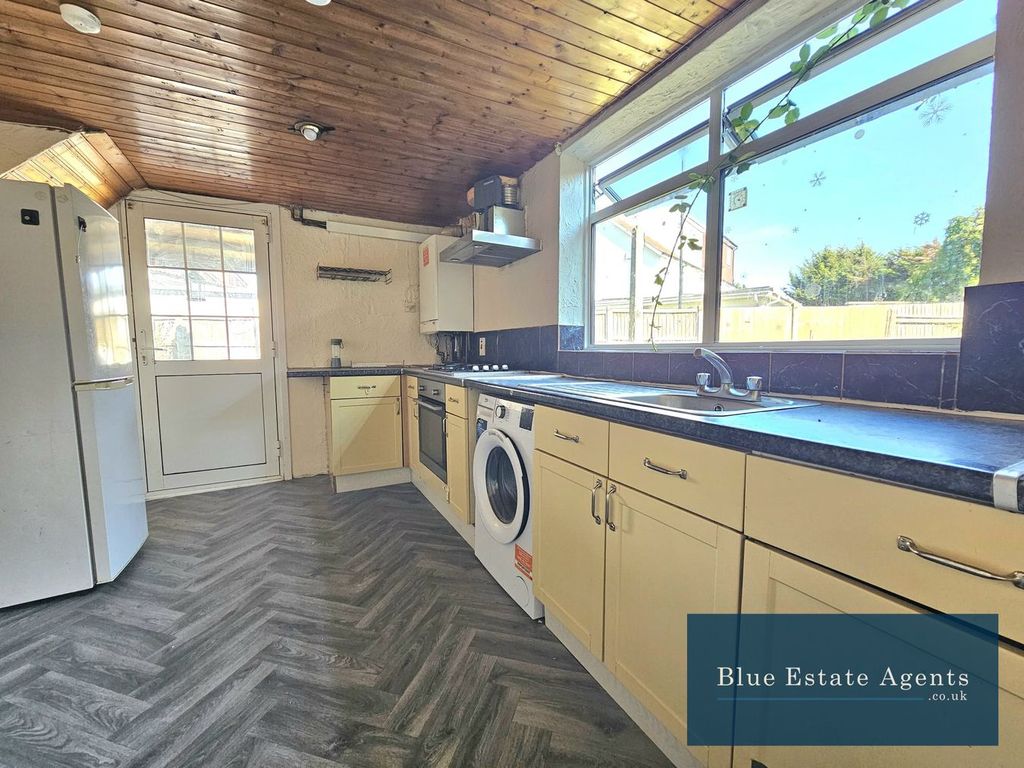 Property photo 2 of 11 Kitchen