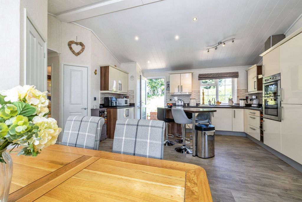 Property photo 3 of 8 Kitchen-Diner
