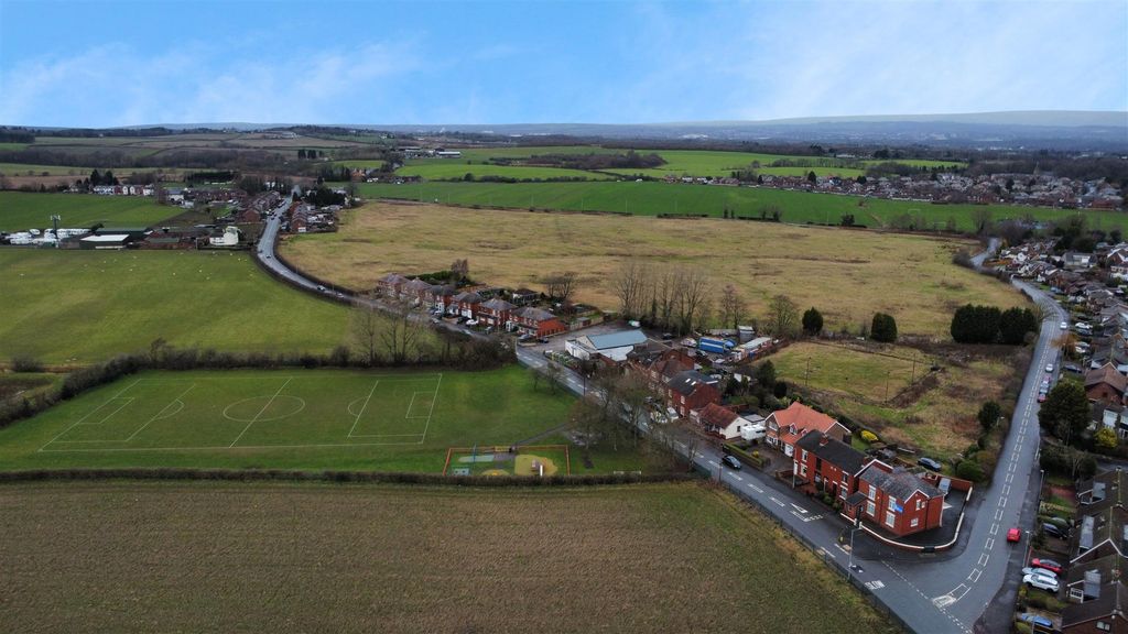 Property photo 2 of 22 Garswood Road