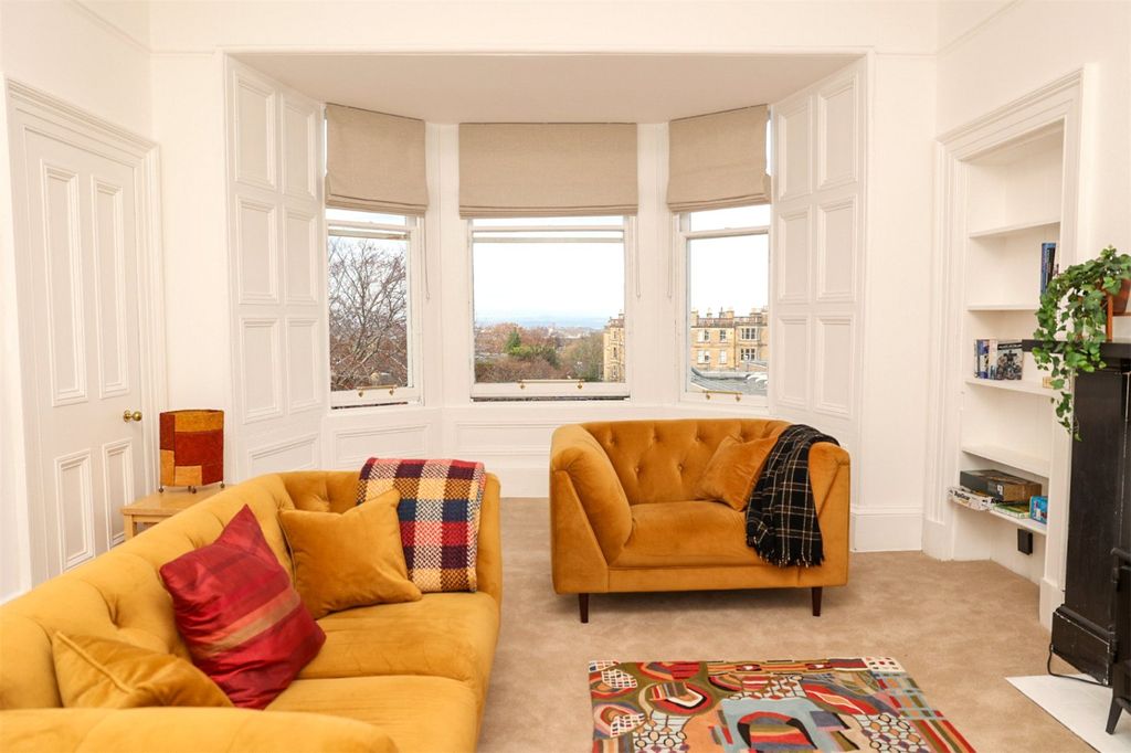 Property photo 2 of 34 Lounge