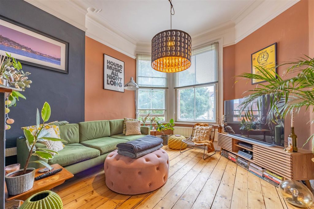 Property photo 3 of 16 Lounge