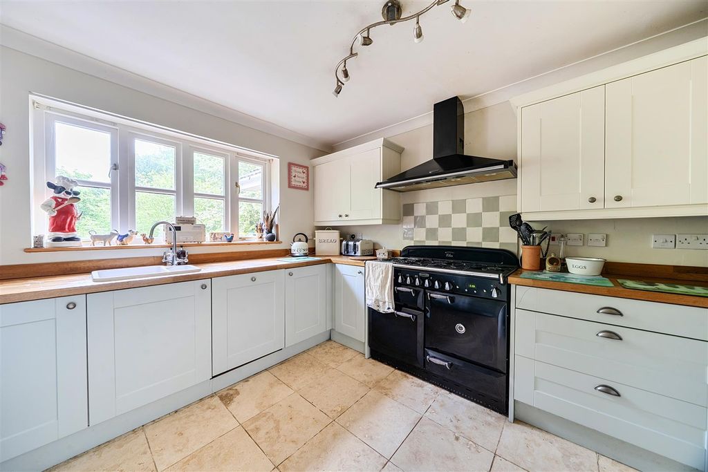Property photo 3 of 20 Kitchen