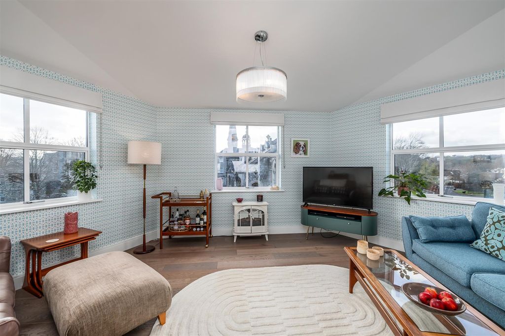 Property photo 3 of 25 Lounge