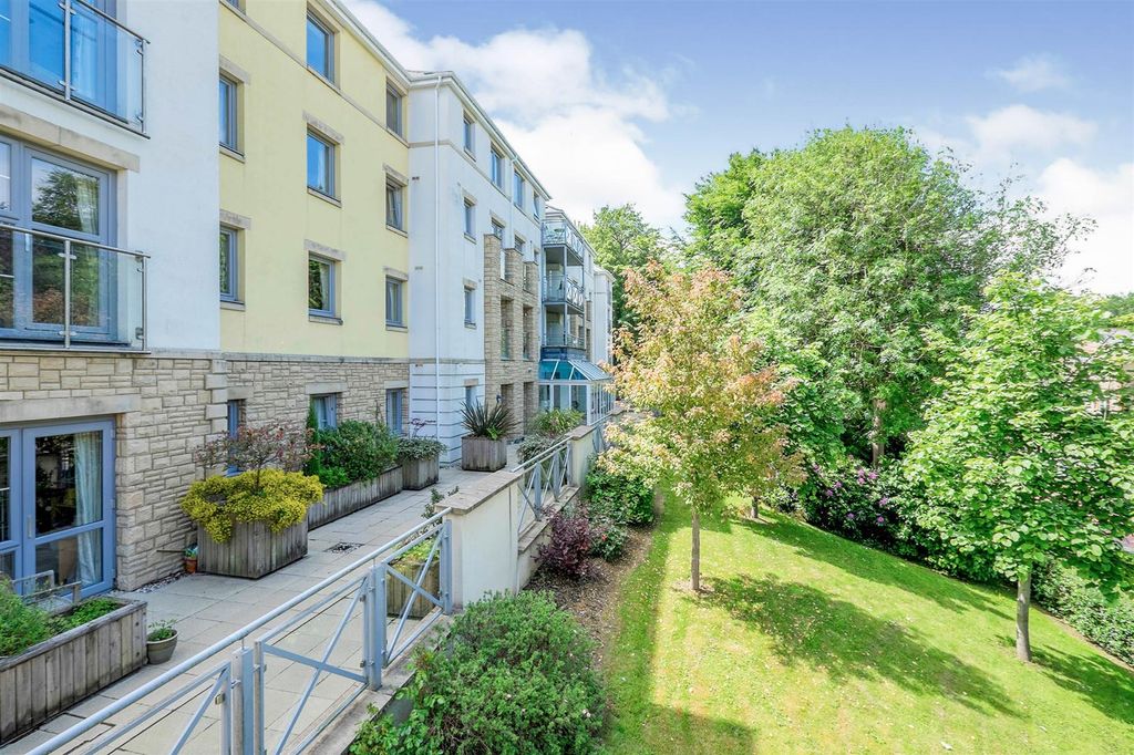 Property photo 1 of 17 Communal Gardens