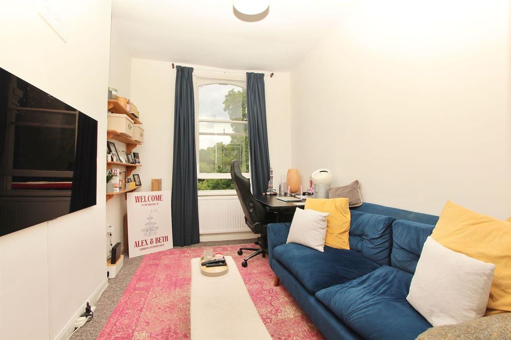 Property photo 3 of 15 Stoke Newington Common, N16