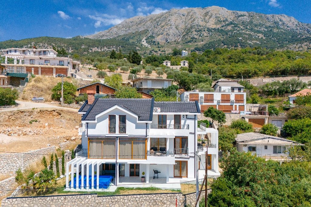 Property photo 1 of 33