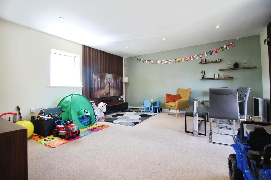 Property photo 2 of 11