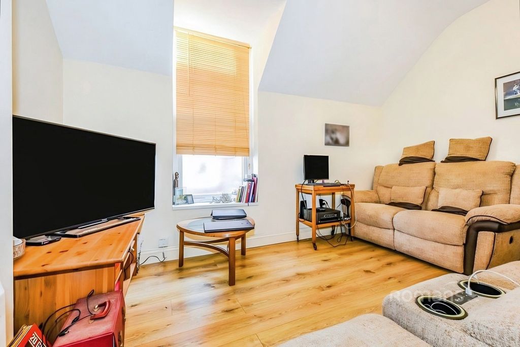 Property photo 3 of 8 Pbox-Img.Jpg