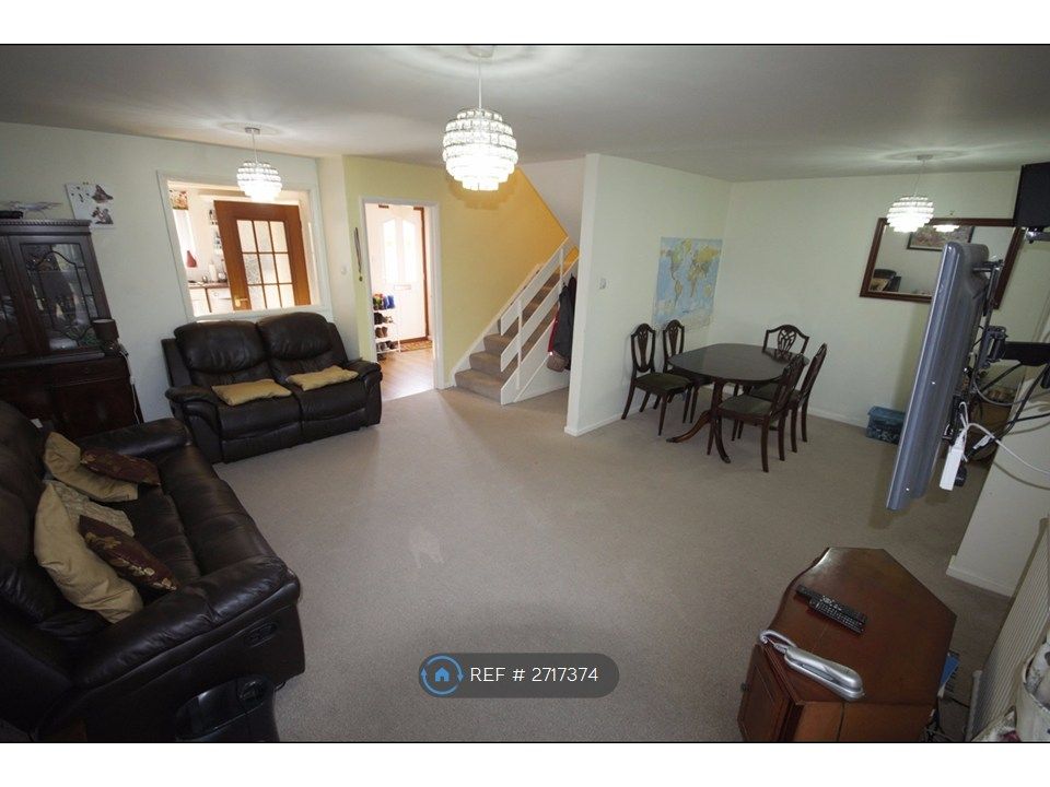 Property photo 1 of 18 Living Room